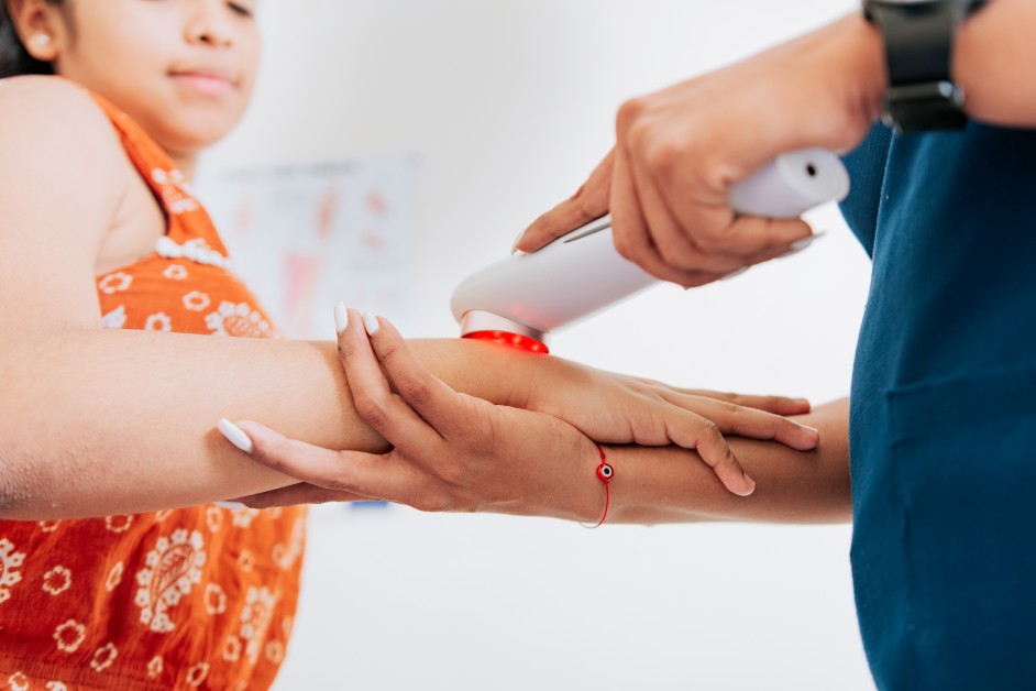 Doctora explicando ventajas Desventajas de la Terapia Láser.